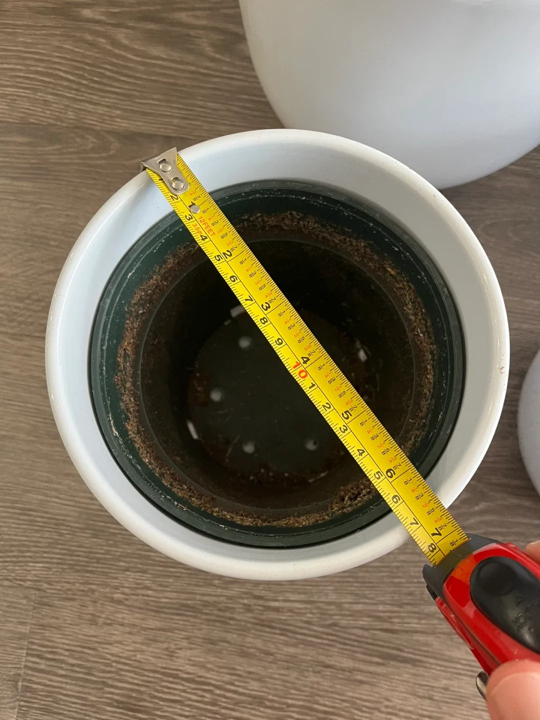 White Ceramic Plant Pots - Set of 7 image indicator(7)