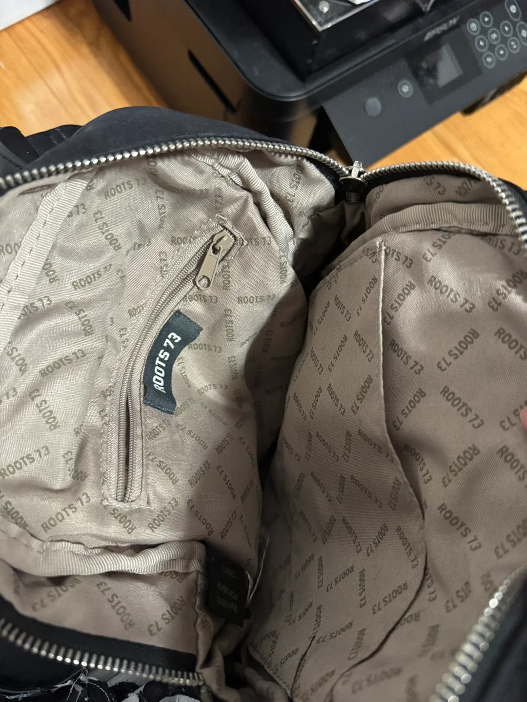 Roots mini black backpack image indicator(3)