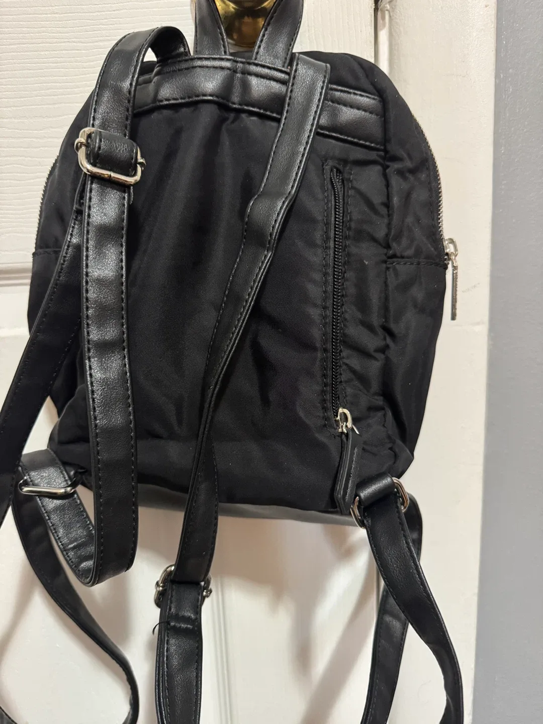 Roots mini black backpack image indicator(2)