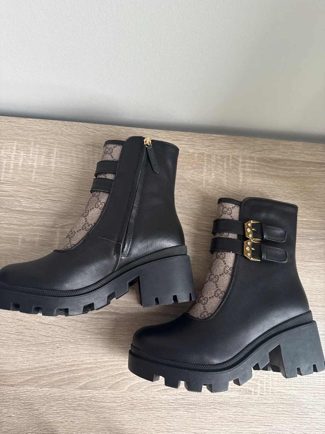 1:1, Gucci Black Leather Ankle Boots image indicator(3)