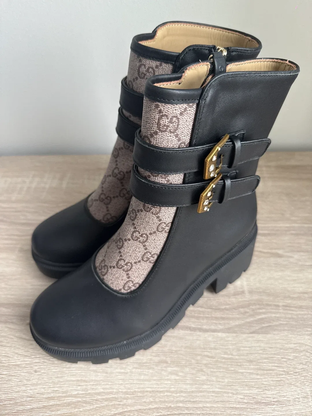 1:1, Gucci Black Leather Ankle Boots image indicator(2)