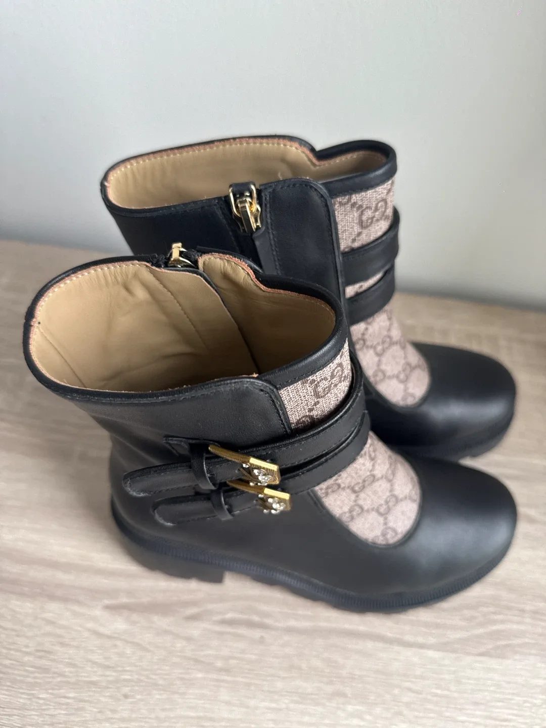 1:1, Gucci Black Leather Ankle Boots image indicator(4)