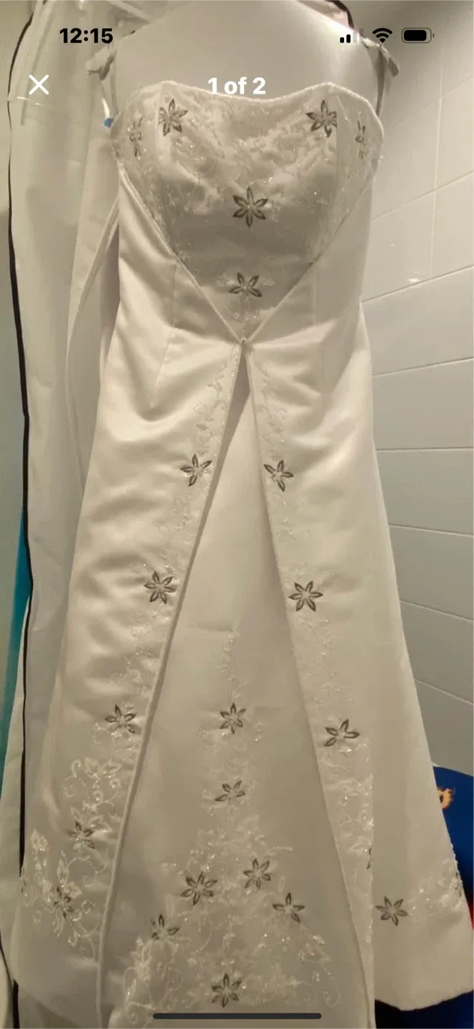 White Wedding Dress image indicator(3)