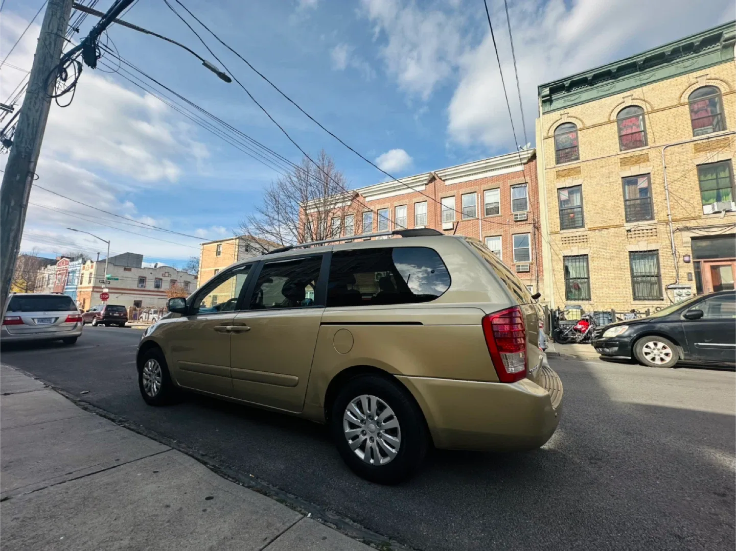 2011 Kia Sedona Minivan - Gold image indicator(4)