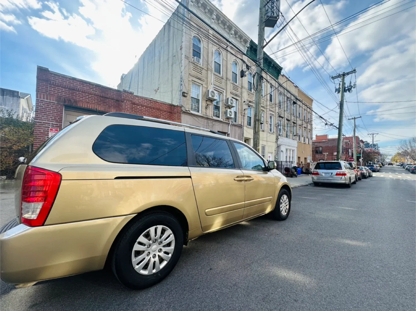 2011 Kia Sedona Minivan - Gold image indicator(3)