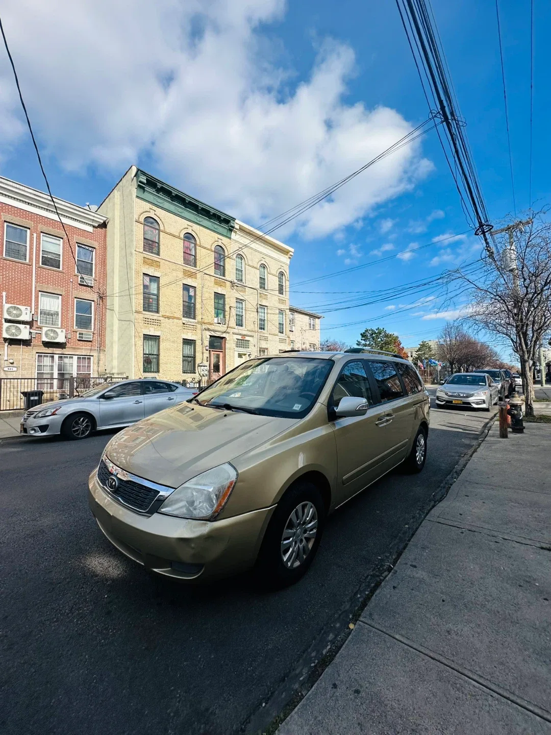 2011 Kia Sedona Minivan - Gold image indicator(6)