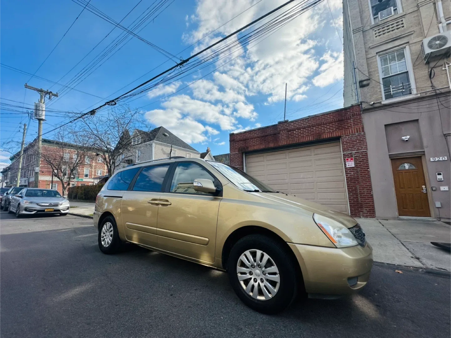 2011 Kia Sedona Minivan - Gold