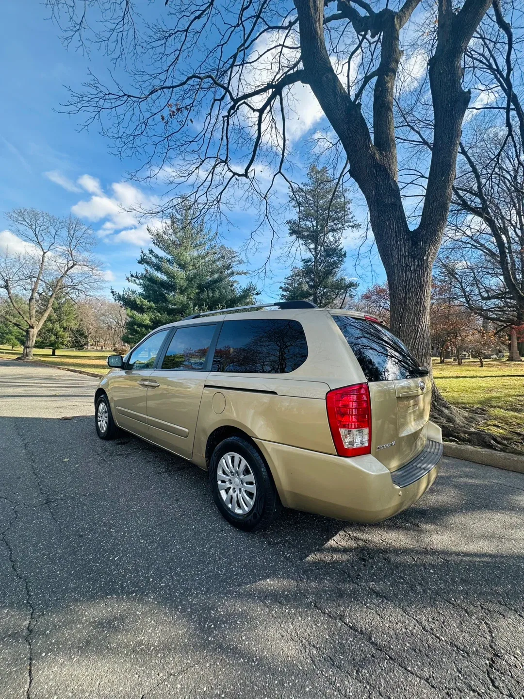 2011 Kia Sedona Minivan - Gold image indicator(5)