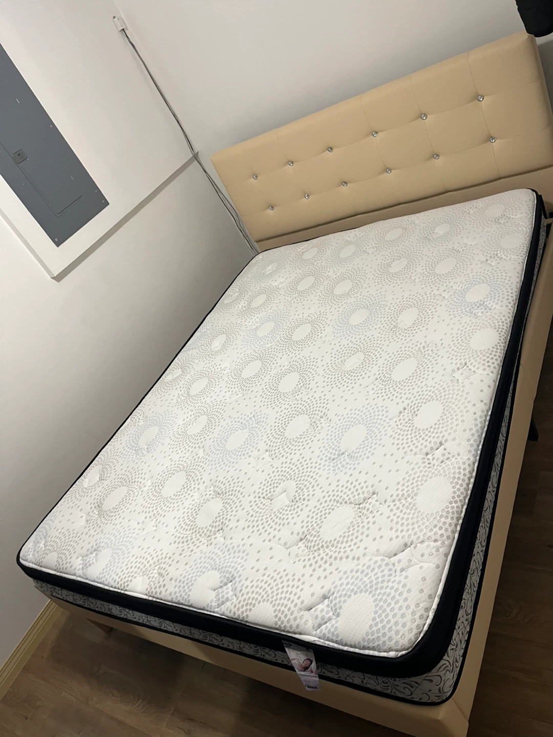 Queen Bed with Mattress, Frame and Headboard - photo 3