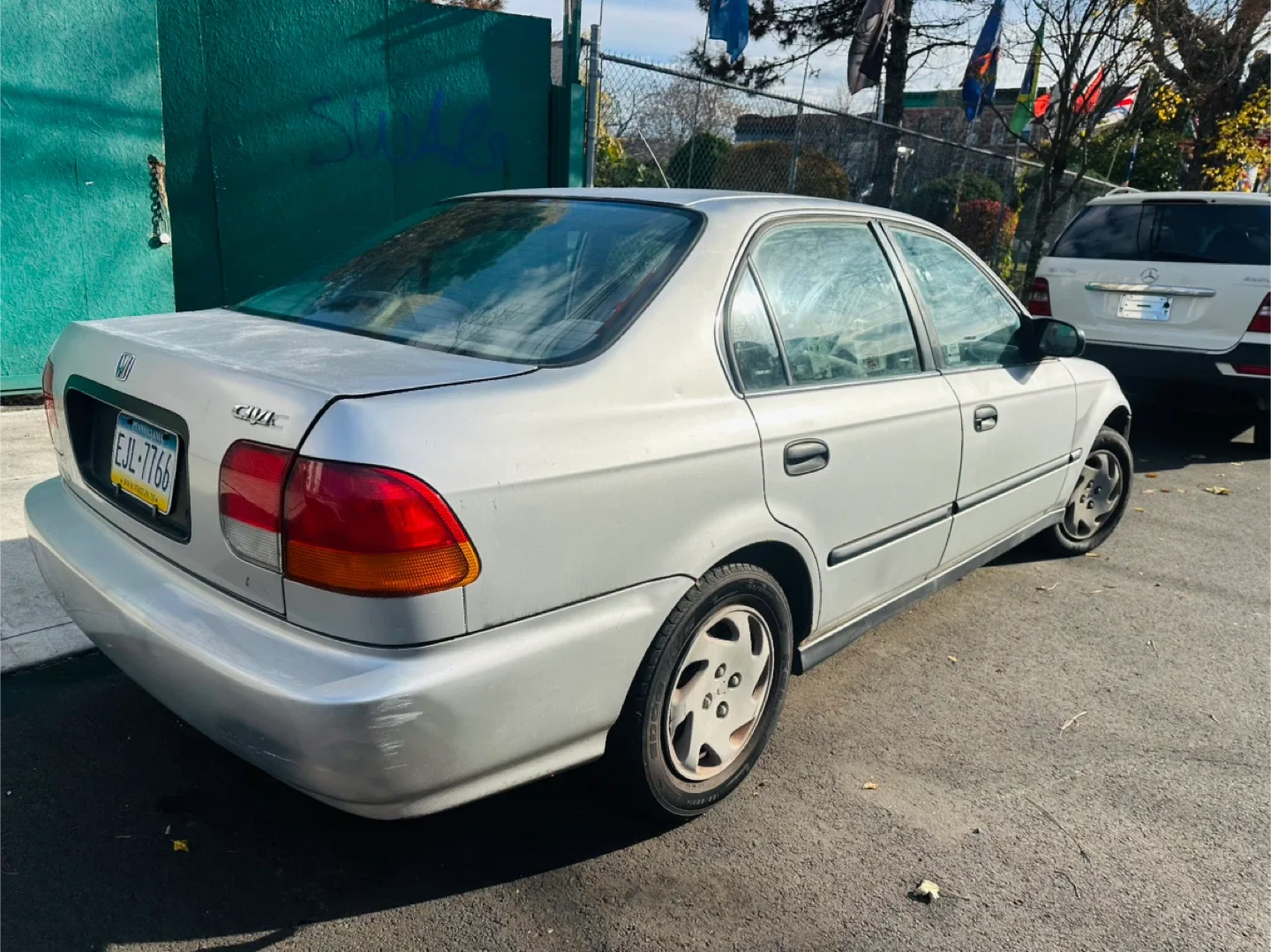 Silver Honda Civic Sedan 1997 image indicator(2)