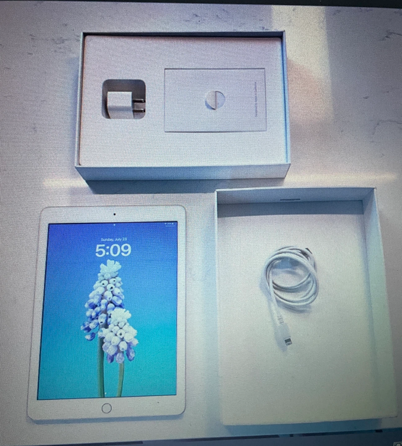 Apple IPad, 32 GB, WIFI, 5th gen with case - photo 2