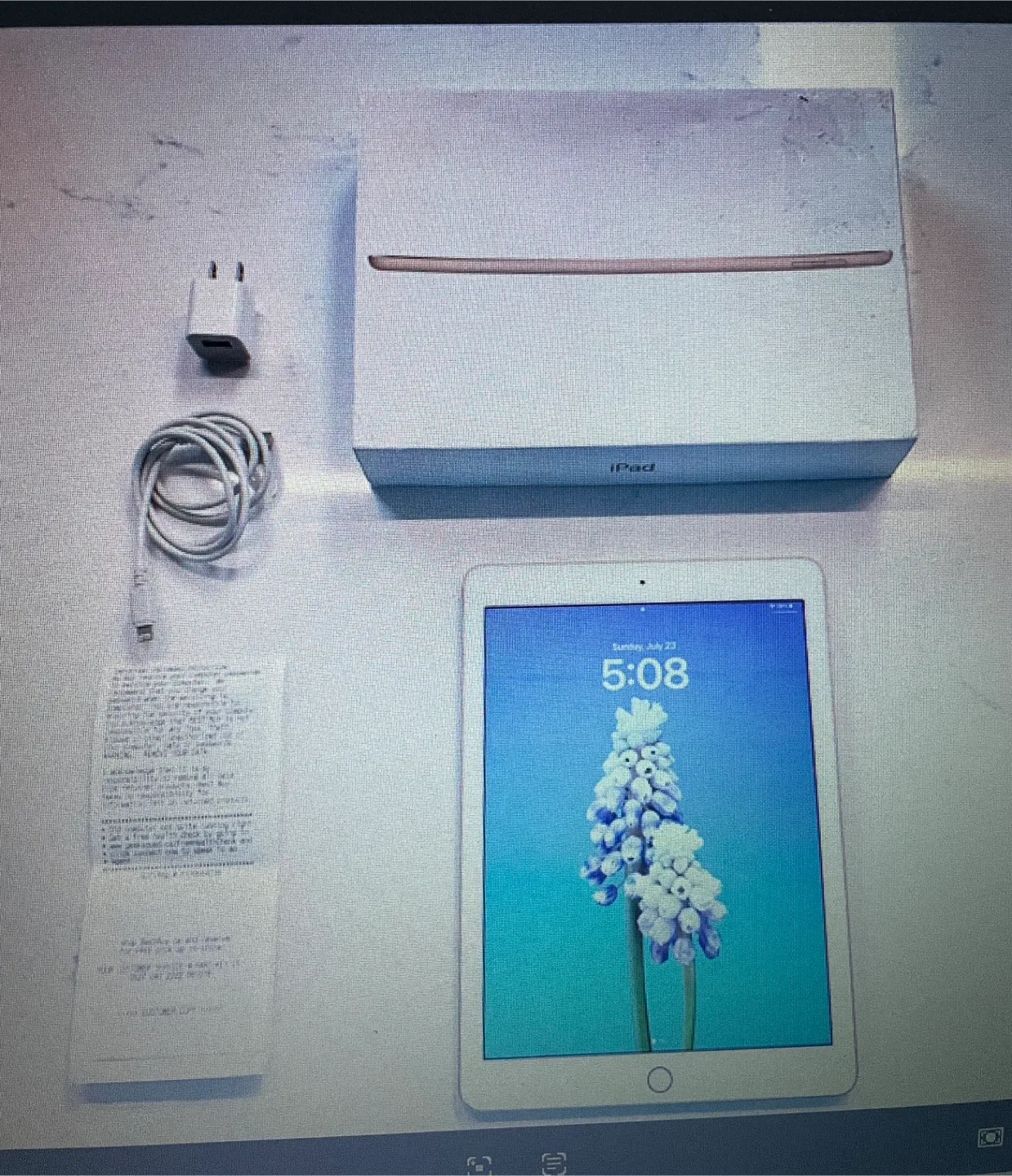 Apple IPad, 32 GB, WIFI, 5th gen with case