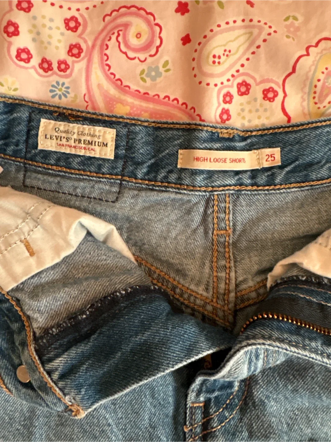 Levi's Premium High Loose Denim Shorts - Size 25 image indicator(3)