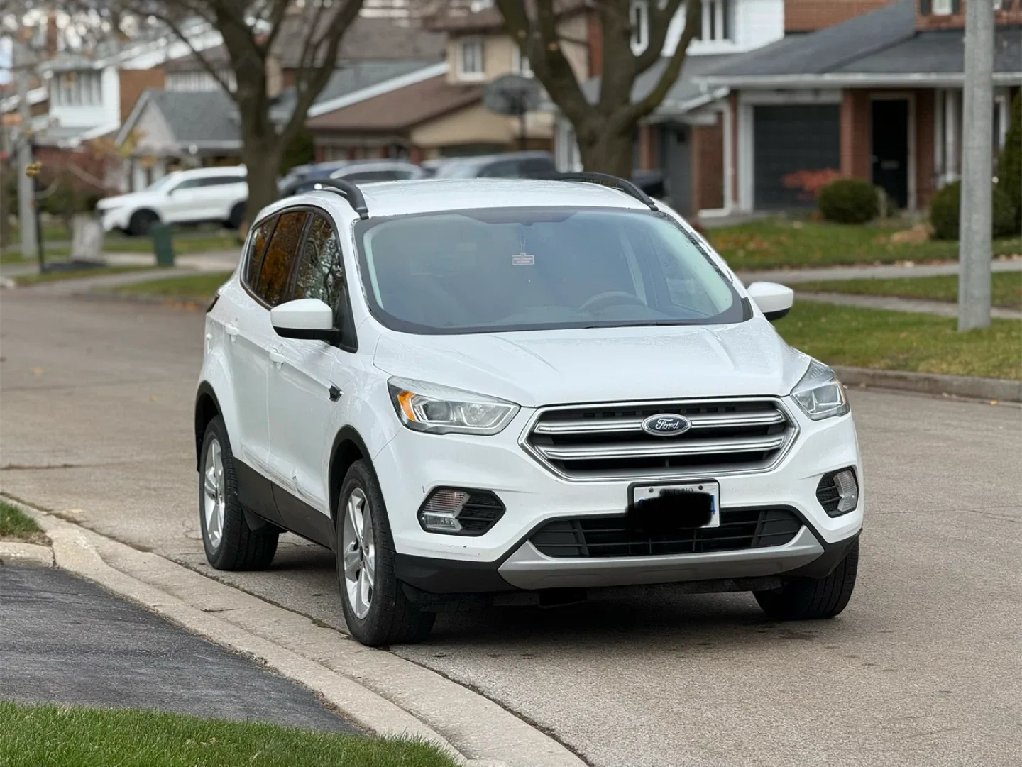 Ford Escape White SUV image indicator(2)