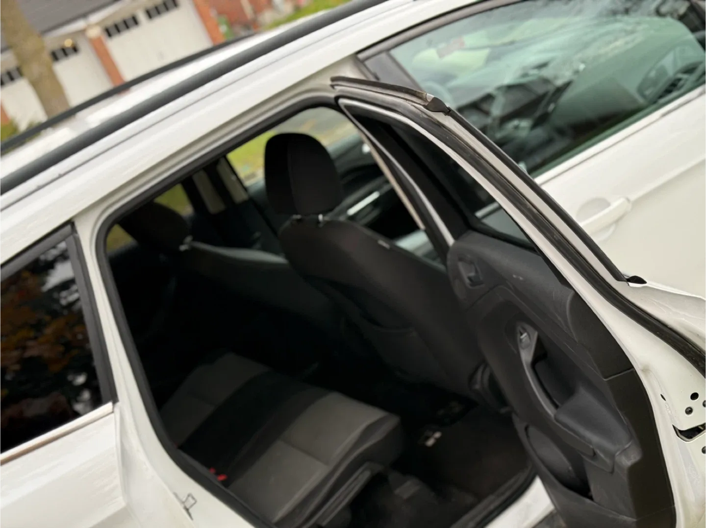 Ford Escape White SUV image indicator(7)