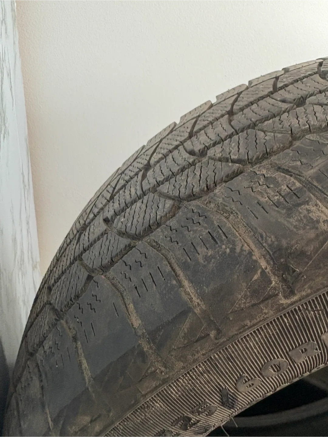 225/60R18 snow Tire image indicator(3)