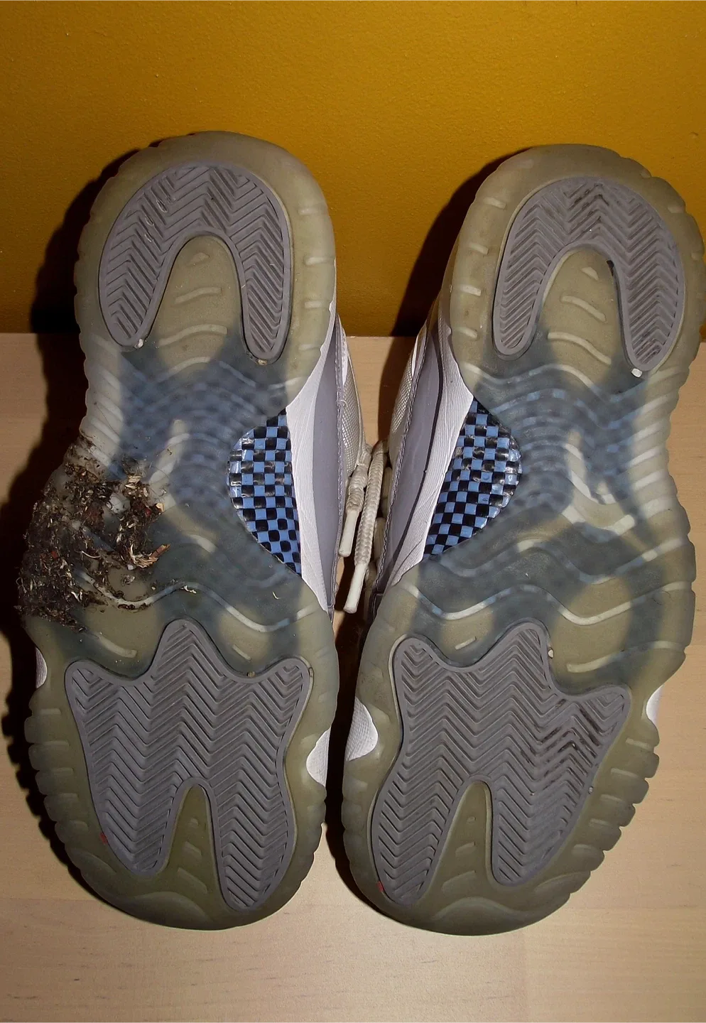 Air Jordan 11 Retro Cool Grey - Size 7Y image indicator(2)