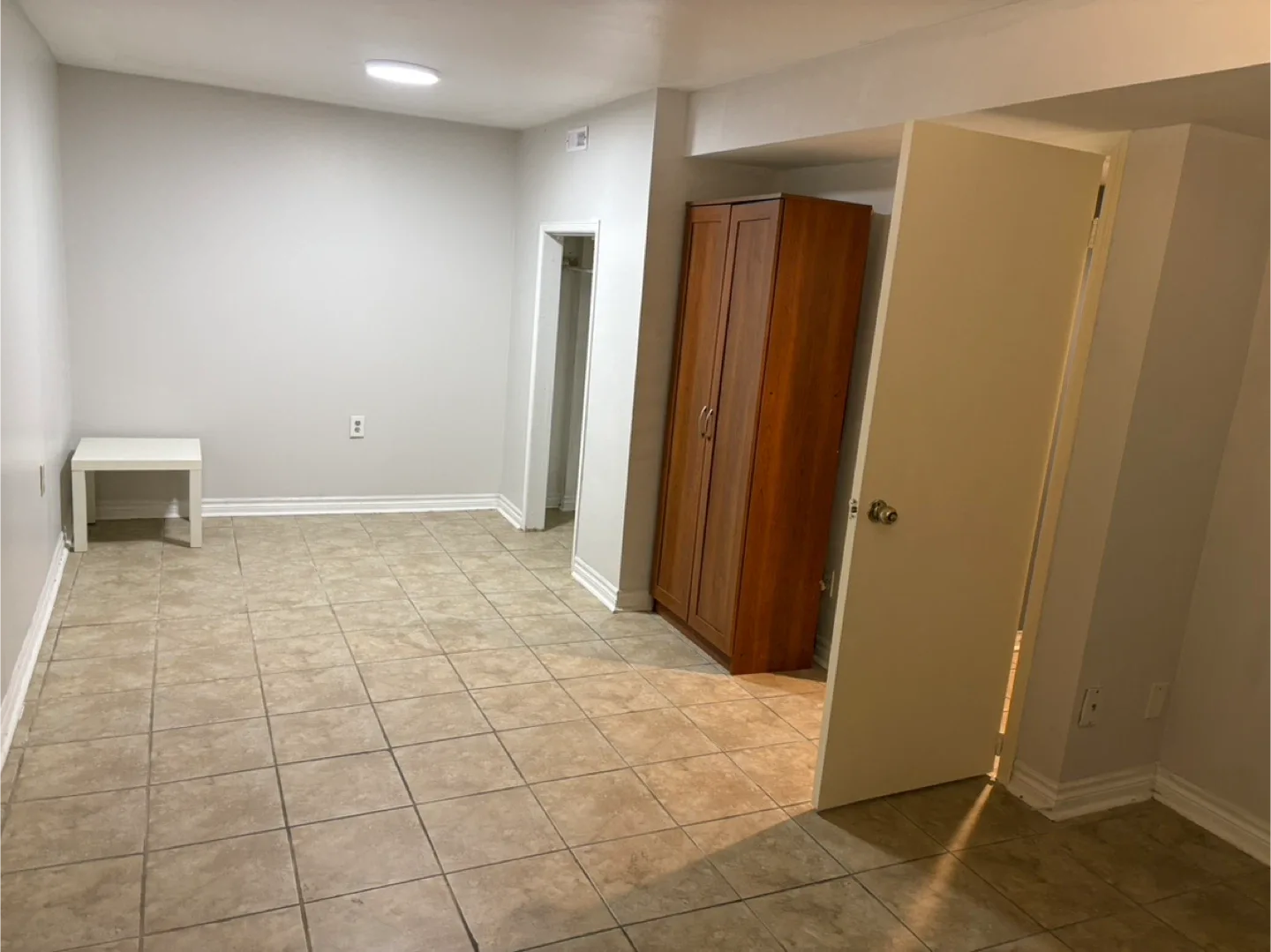 Legal basement for rent image indicator(3)