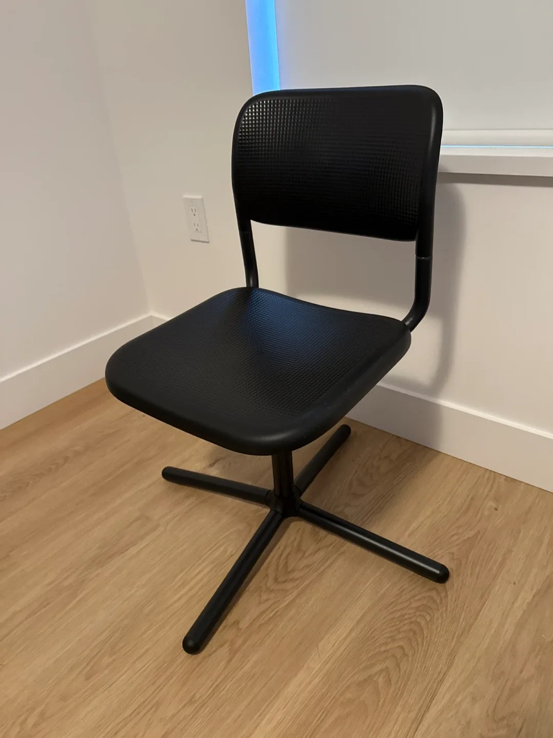 Desk Top & ADILS Leg & Chair image indicator(3)