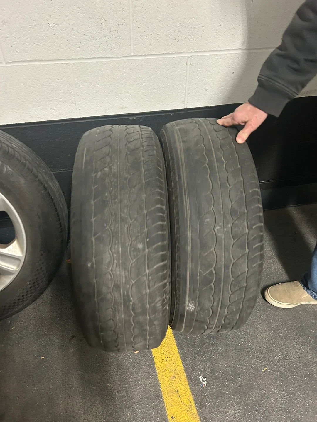 Ford 235/60R17 Tires - Set of 4 and Rims included image indicator(7)