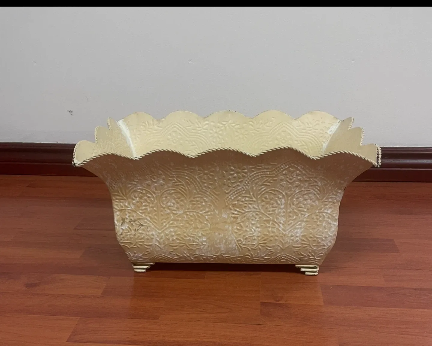 Decorative light metal Planter image indicator(2)