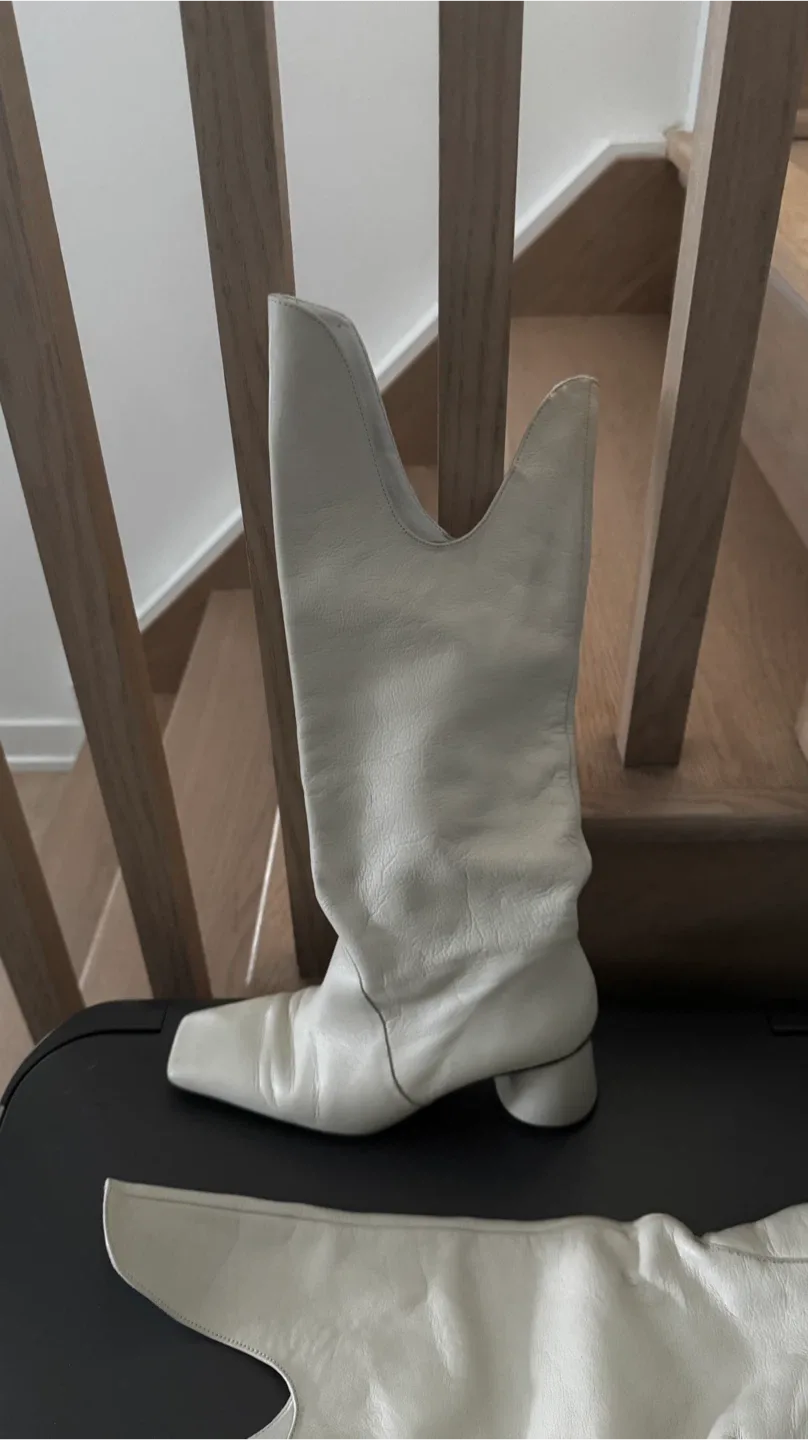 White Leather Boots Size 37 image indicator(2)