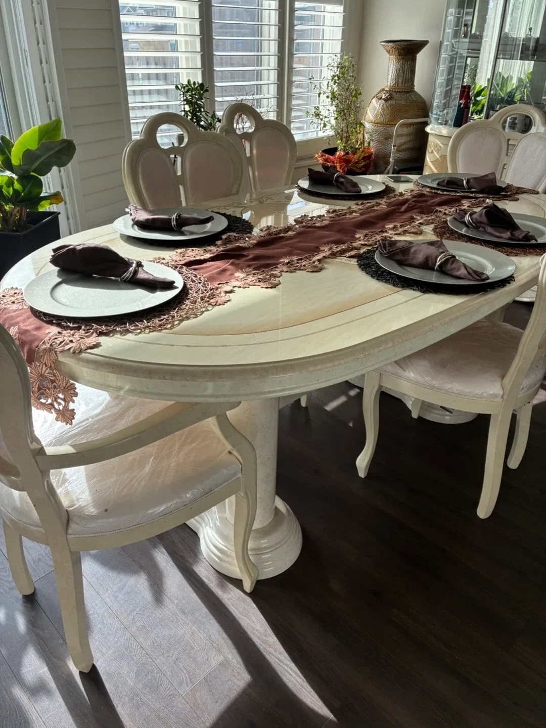Elegant Dining Set: Table, Hutch & 6 Chairs