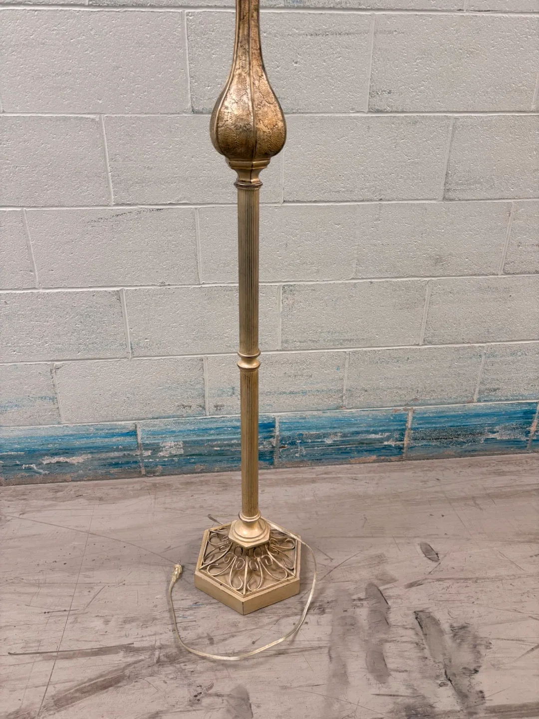 Antique Gold Floor Lamp image indicator(3)
