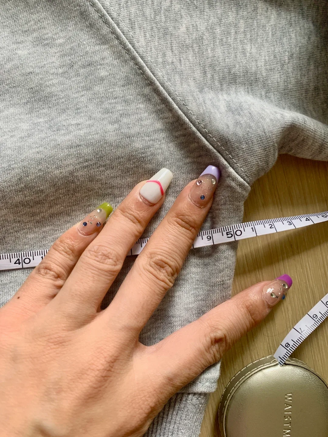 Women’s cropped sweatshirt image indicator(5)