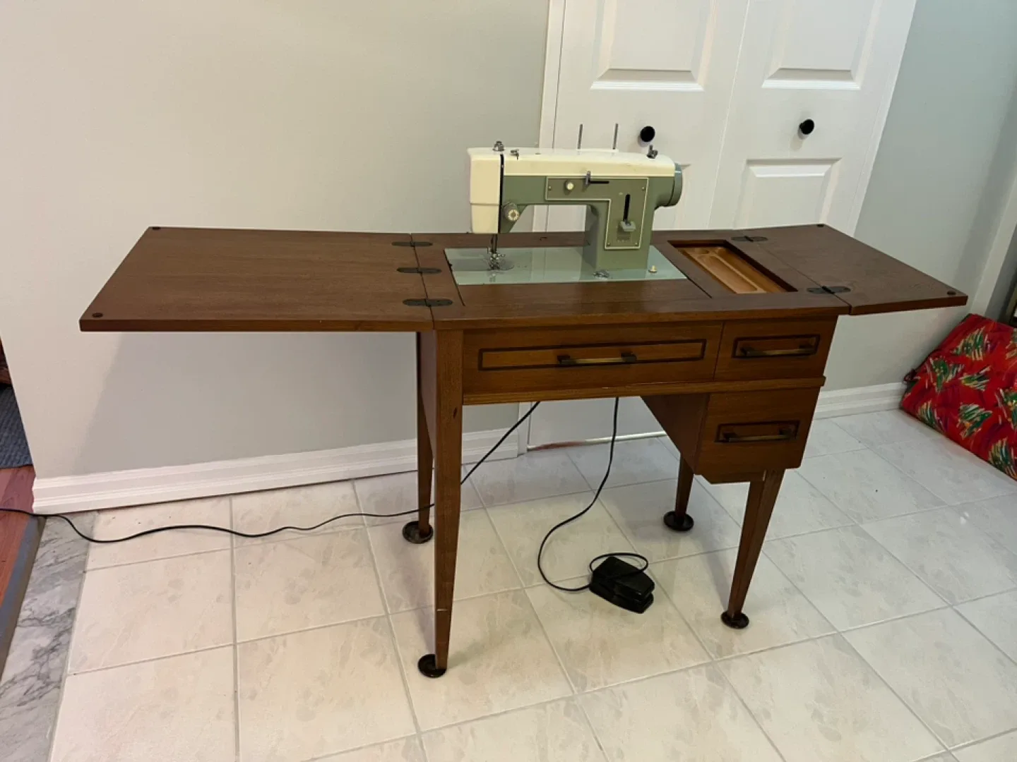 Vintage Sewing Table with Built-In Machine (Machine Not Working) image indicator(4)