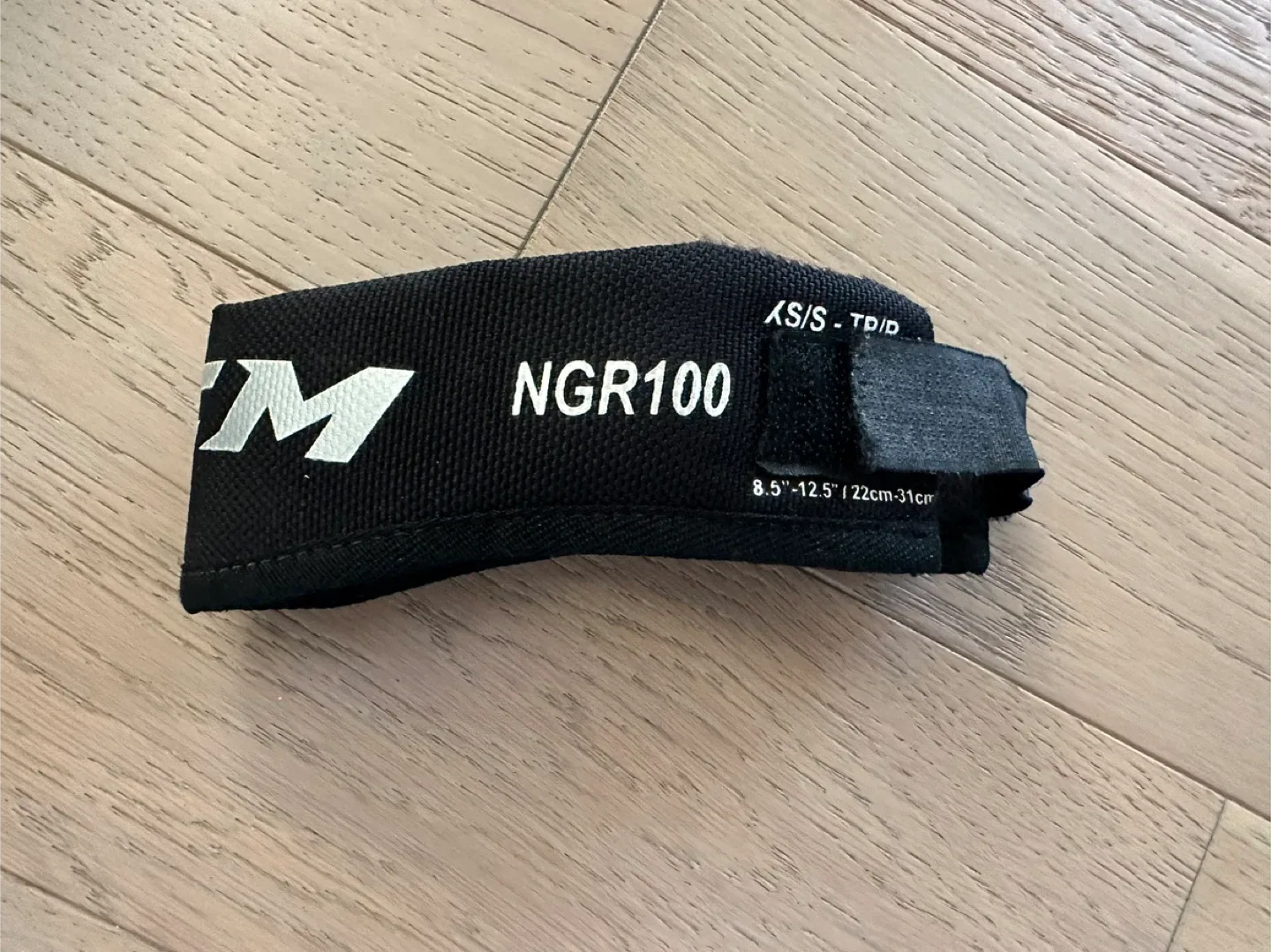 CCM hockey neck guard image indicator(2)