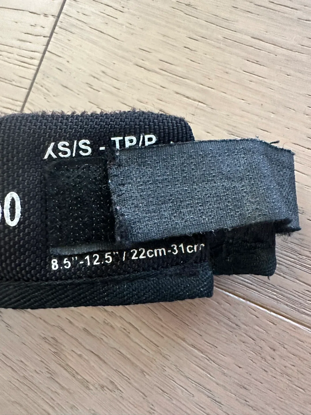 CCM hockey neck guard image indicator(3)