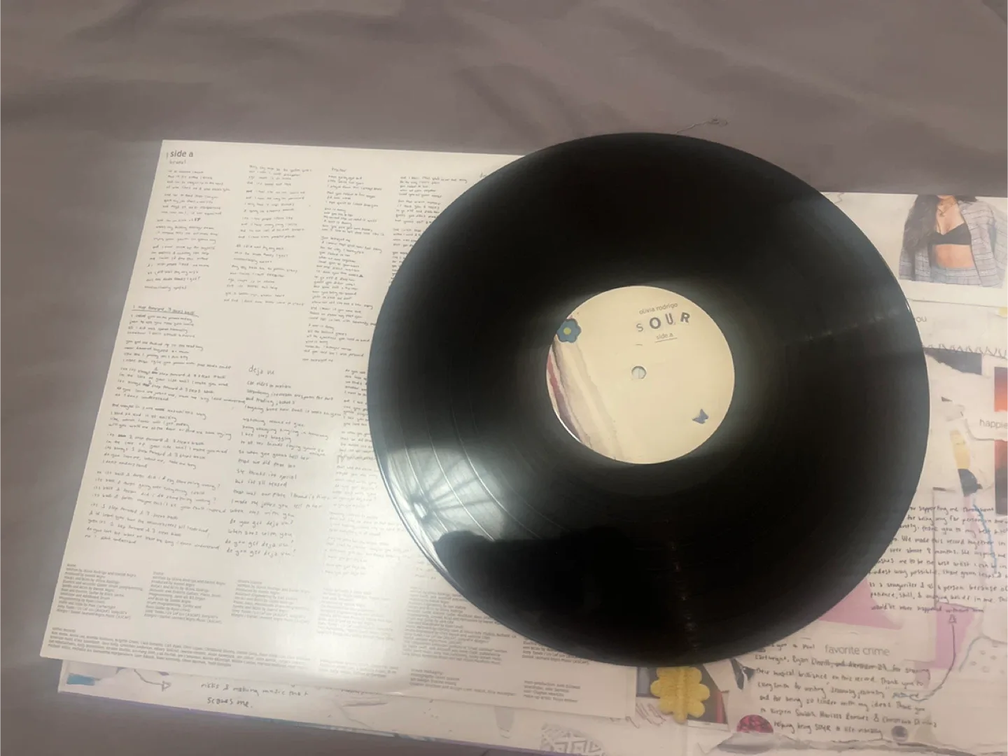 Olivia Rodrigo "Sour" record image indicator(4)