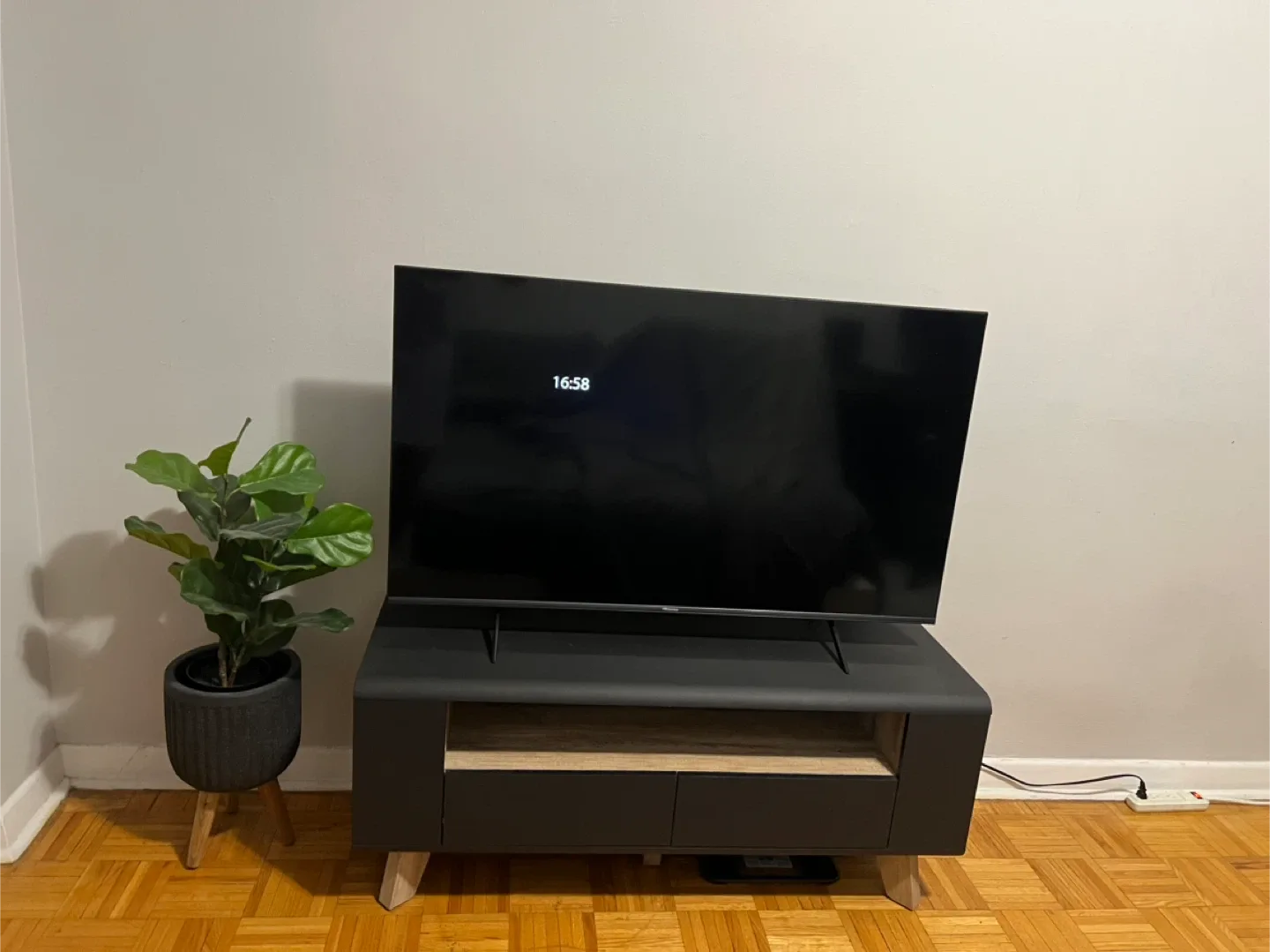 Hisense TV for sale image indicator(3)