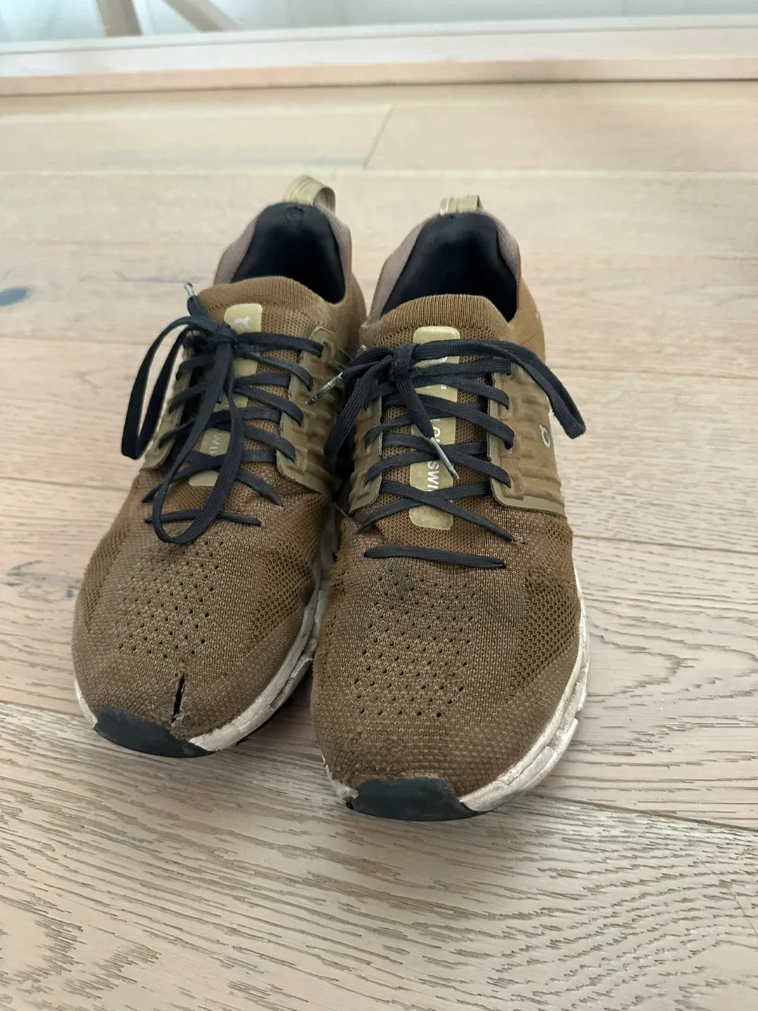 On cloud runners - men’s size 9 image indicator(6)