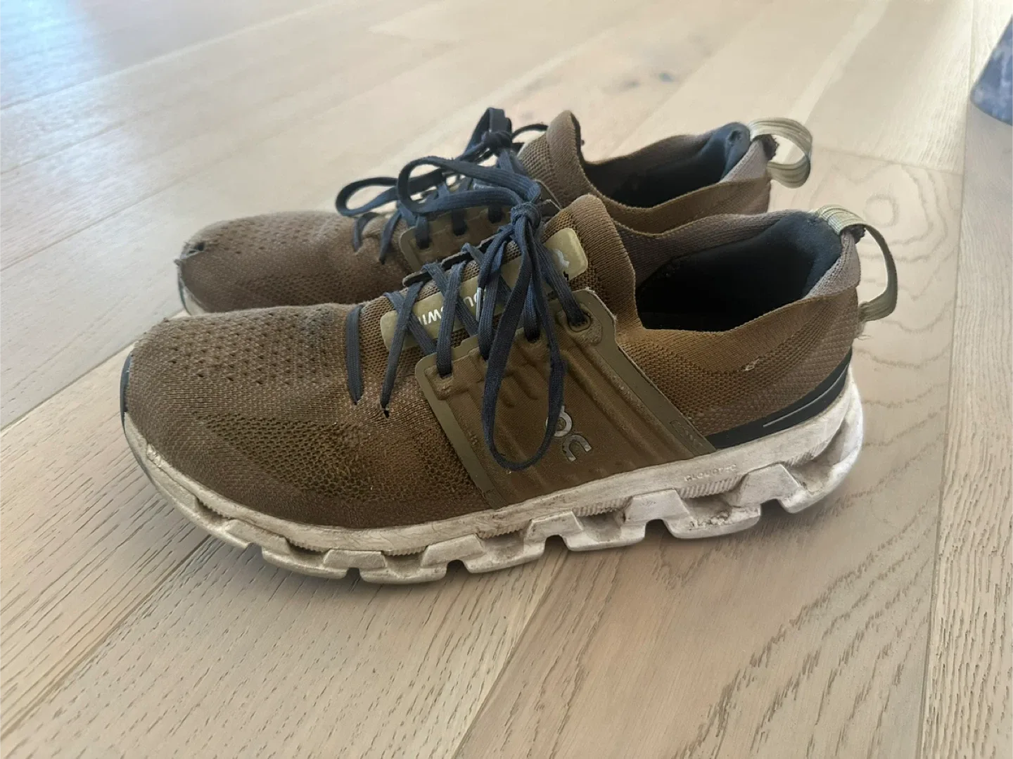 On cloud runners - men’s size 9 image indicator(5)