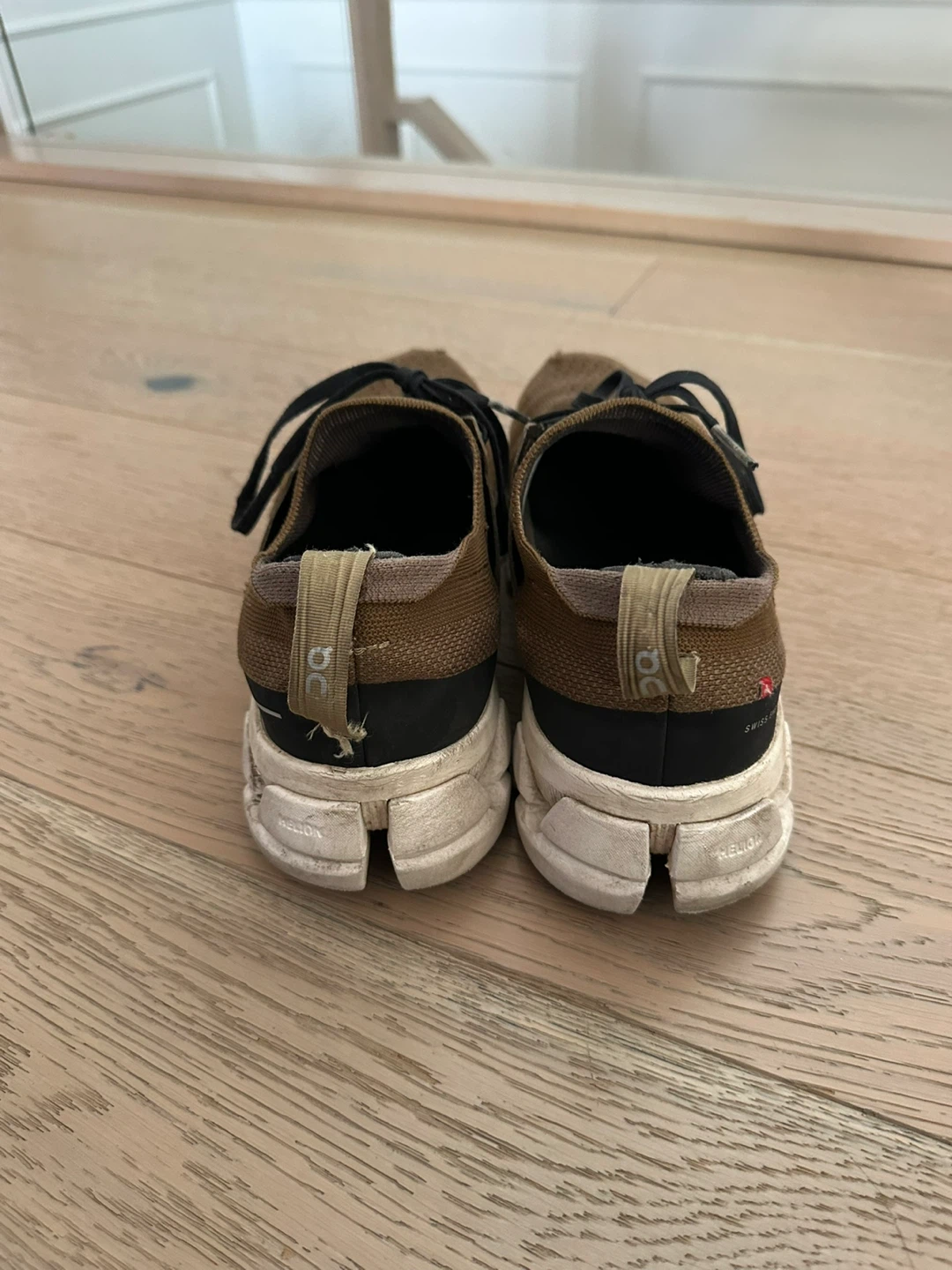 On cloud runners - men’s size 9 - photo 3