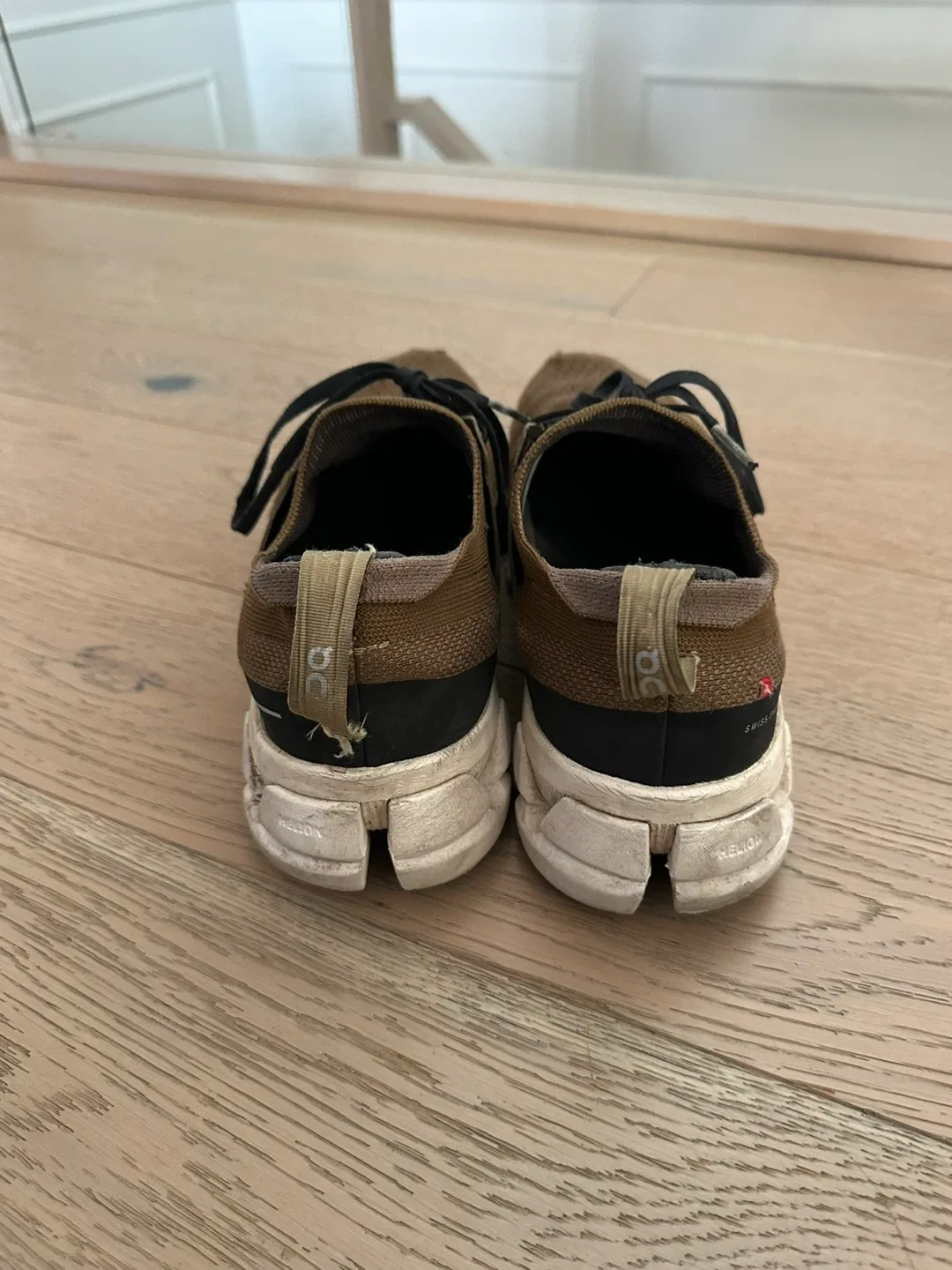 On cloud runners - men’s size 9 image indicator(3)