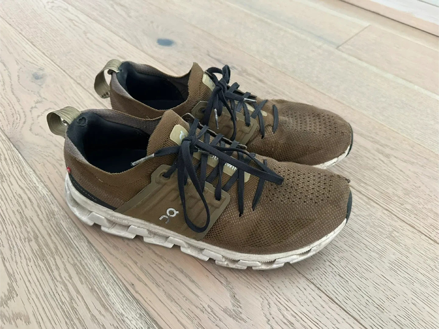 On cloud runners - men’s size 9 image indicator(4)