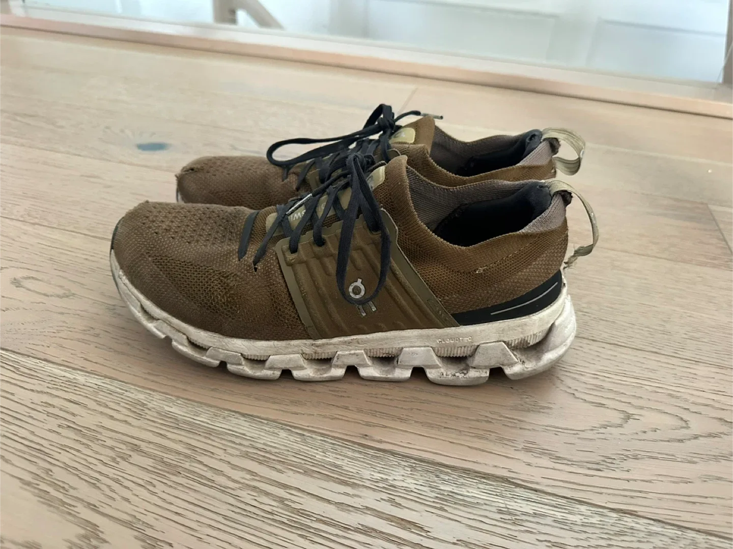 On cloud runners - men’s size 9 image indicator(2)