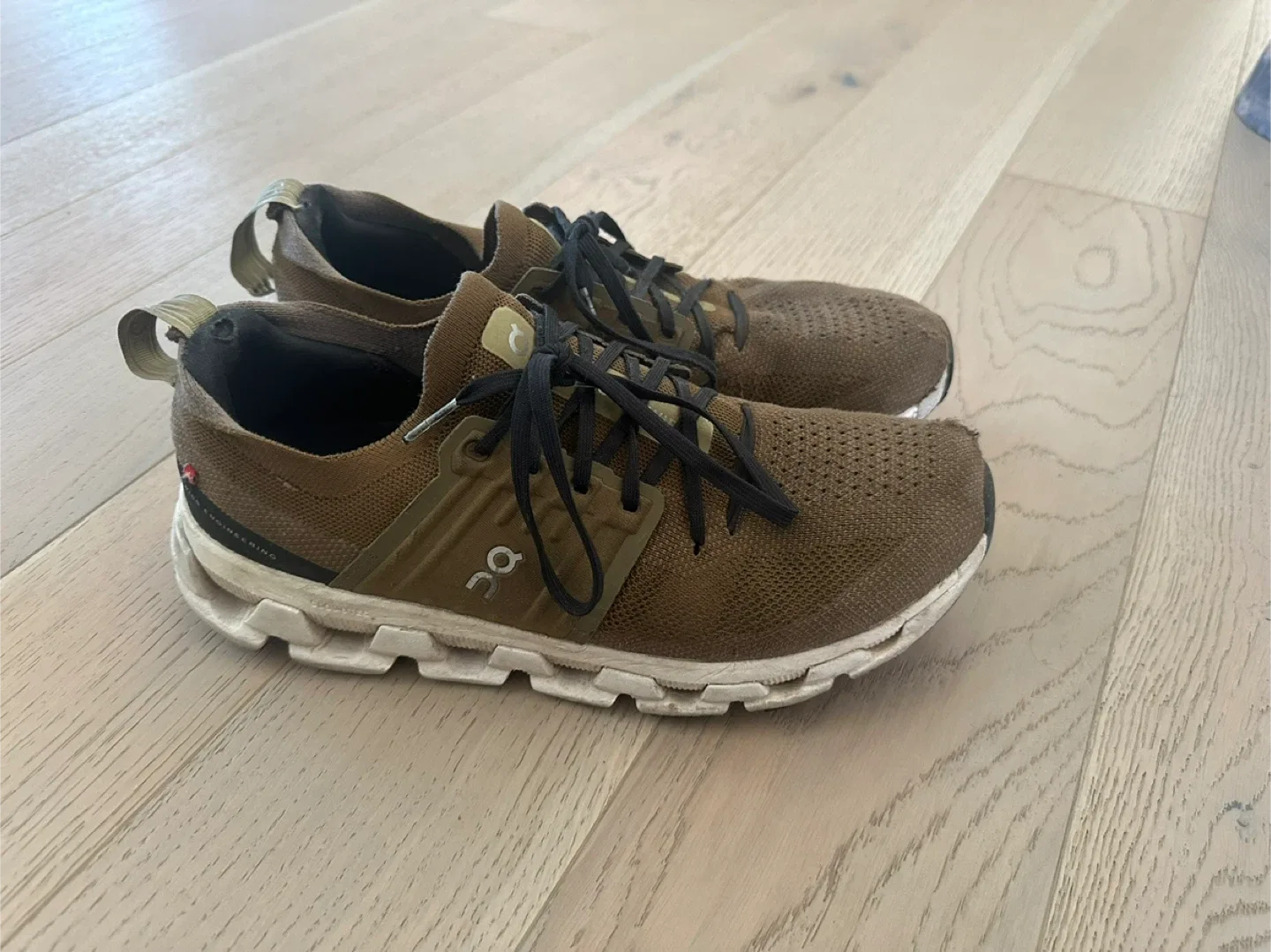 On cloud runners - men’s size 9 image indicator(7)