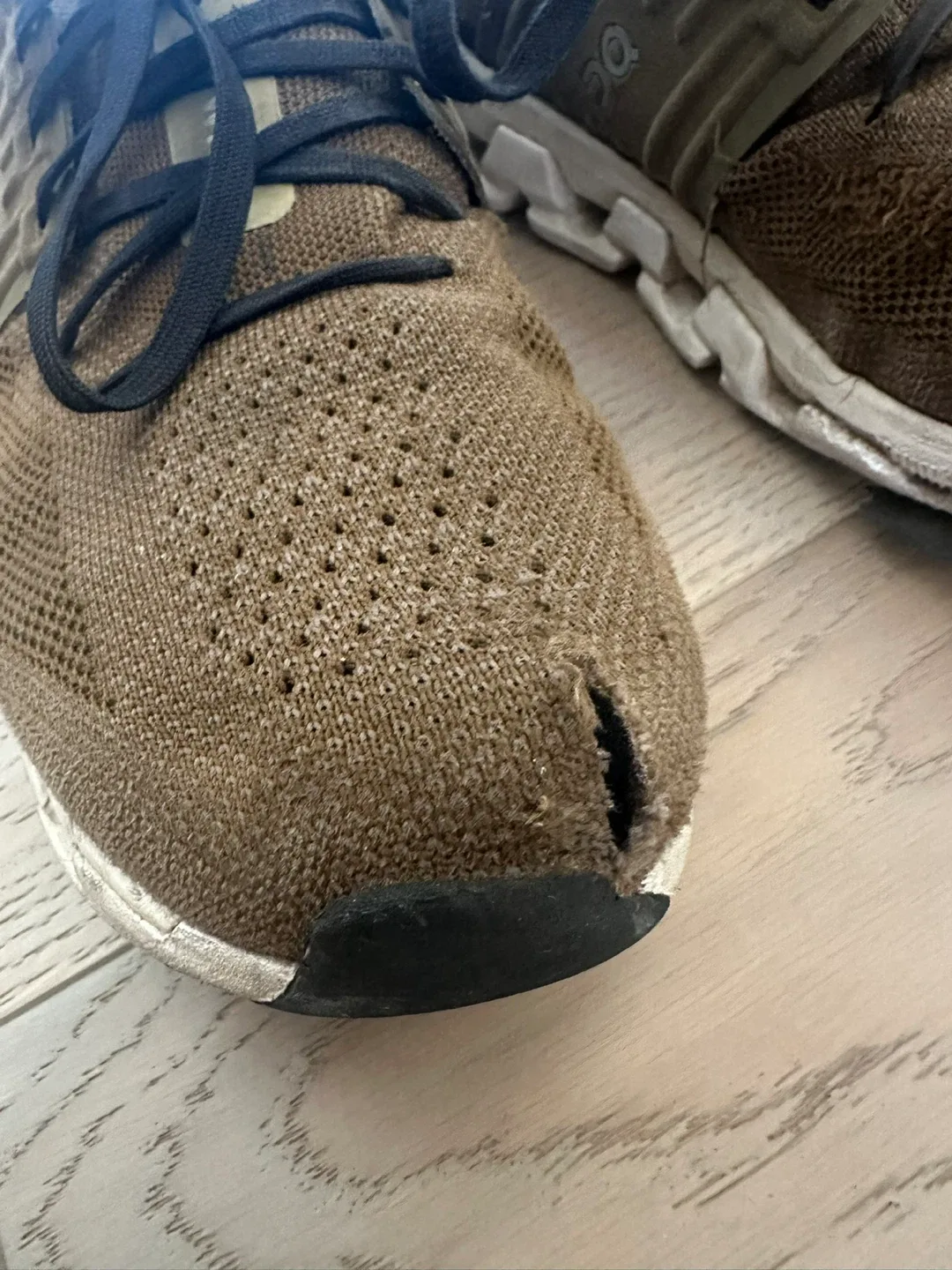 On cloud runners - men’s size 9 image indicator(8)