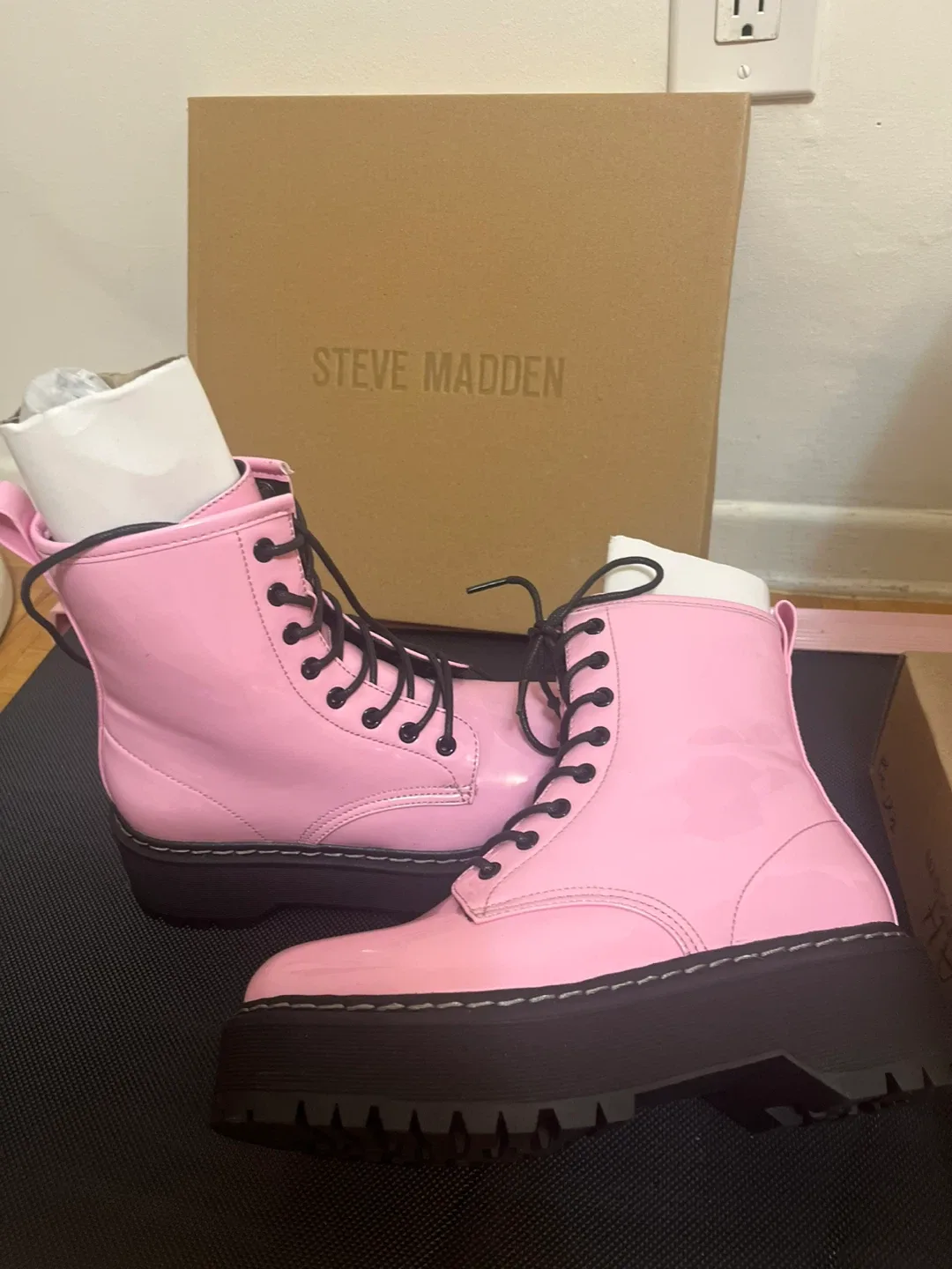 NEW Steve Madden Pink Boots - Size 6 image indicator(3)