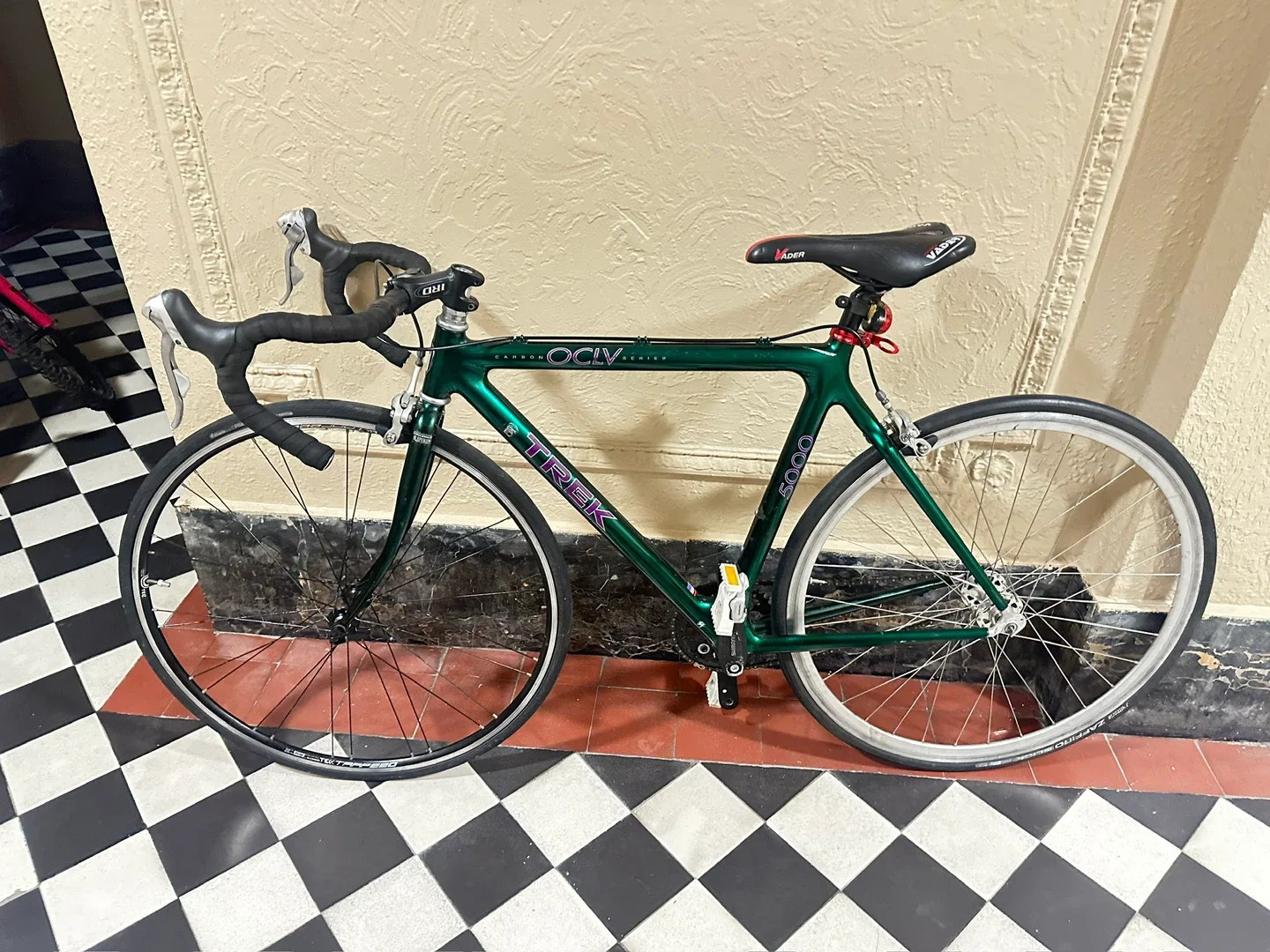 Trek OCLV 5000 Road Bike - Green image indicator(2)