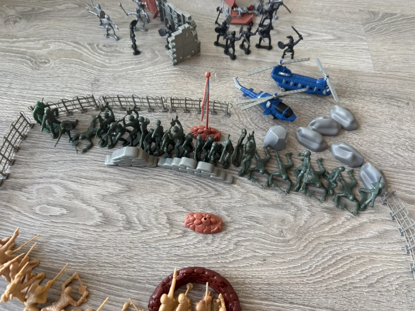 Army figures and soldiers toy set image indicator(3)