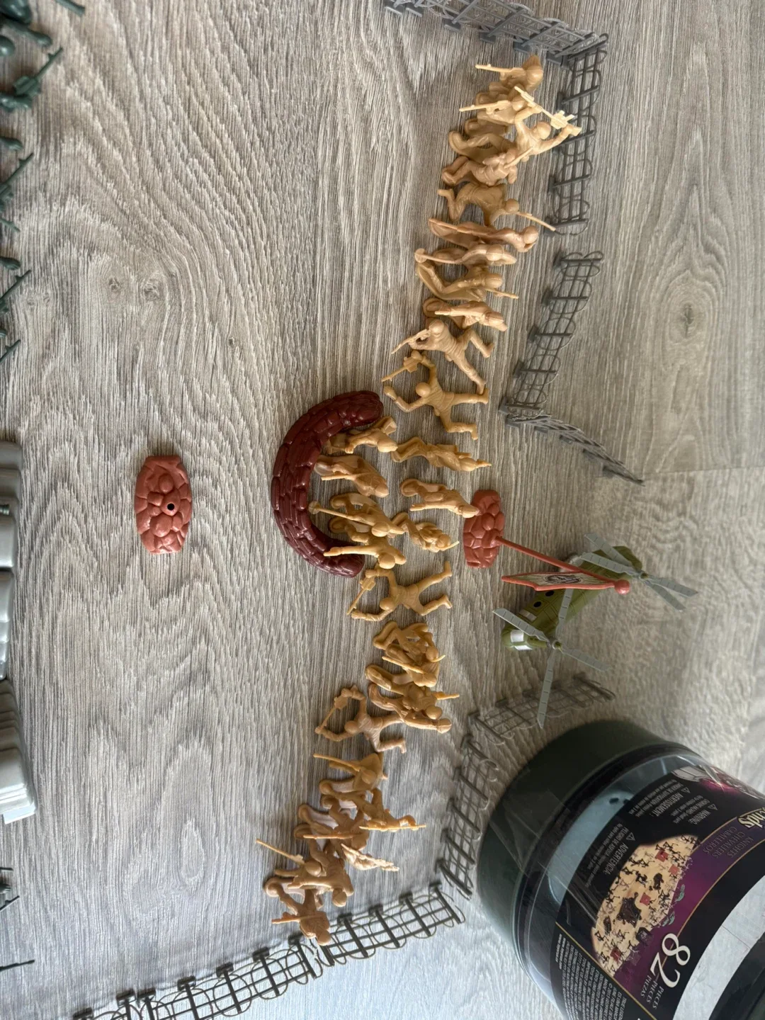 Army figures and soldiers toy set image indicator(2)