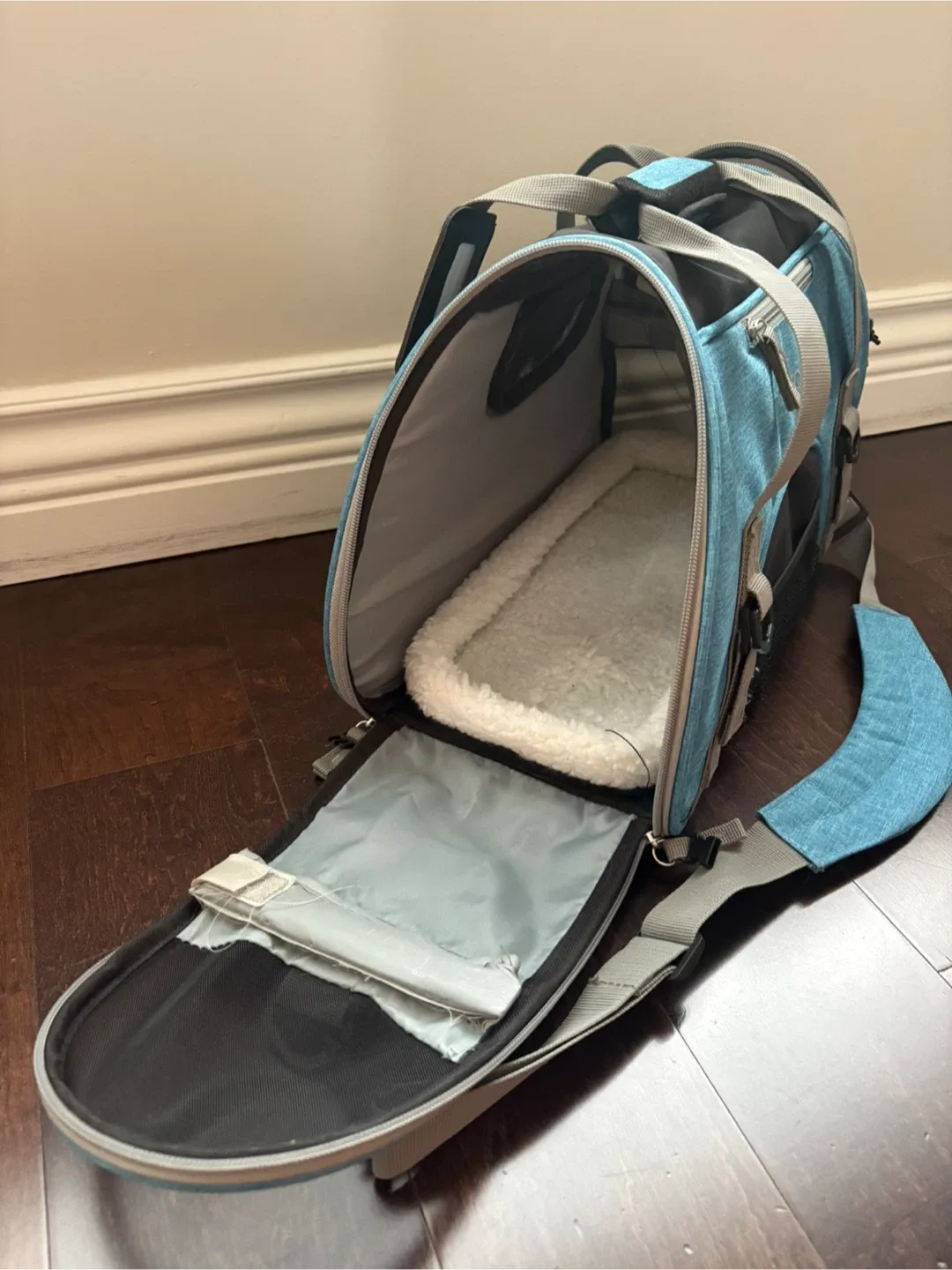 Bergan pet carrier, size small, blue image indicator(4)