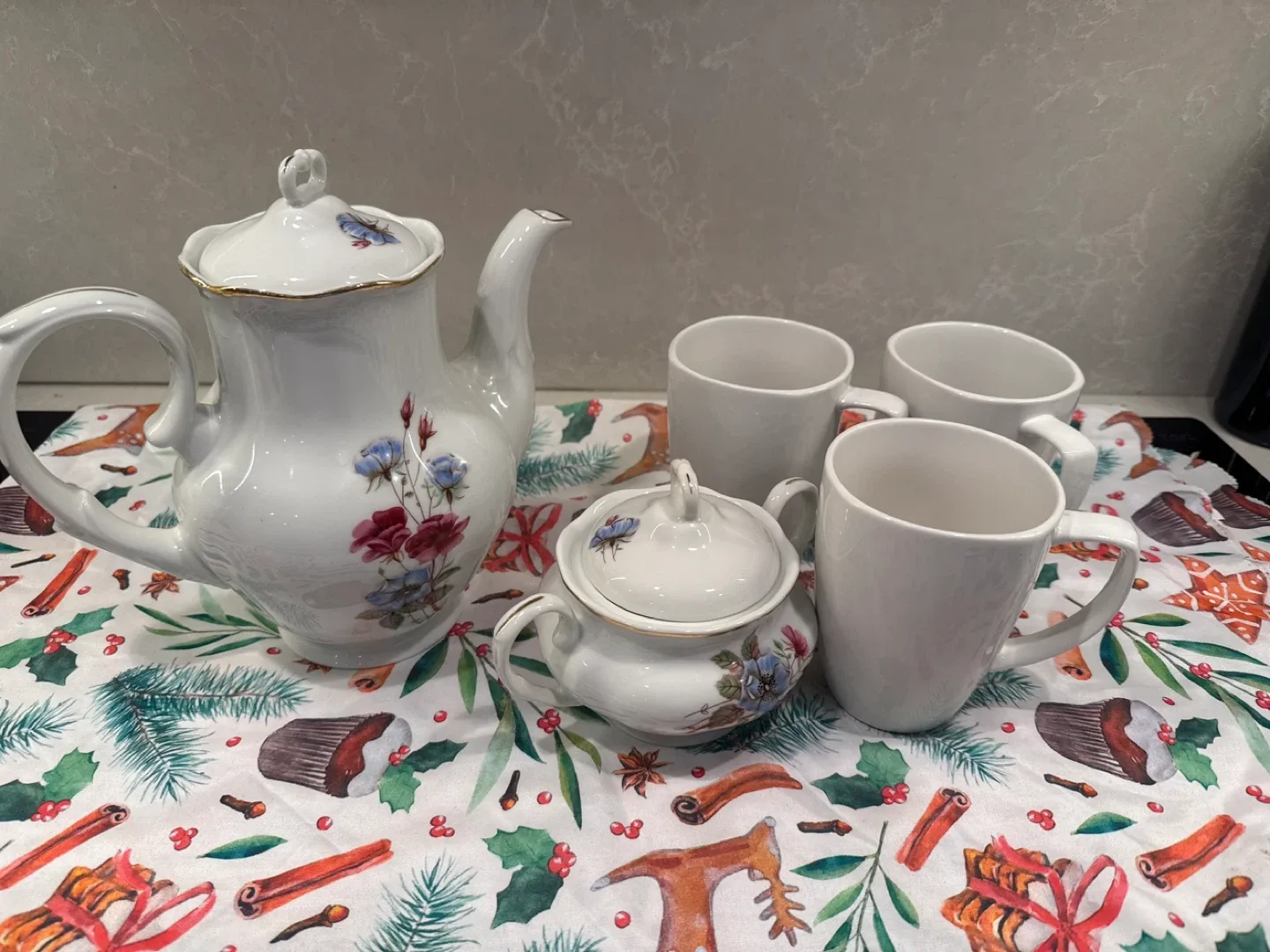 Floral Tea Set - Teapot, Sugar Bowl, 4 Mugs