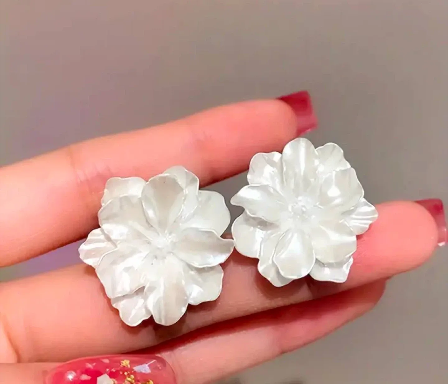 White Flower Stud Earrings image indicator(3)