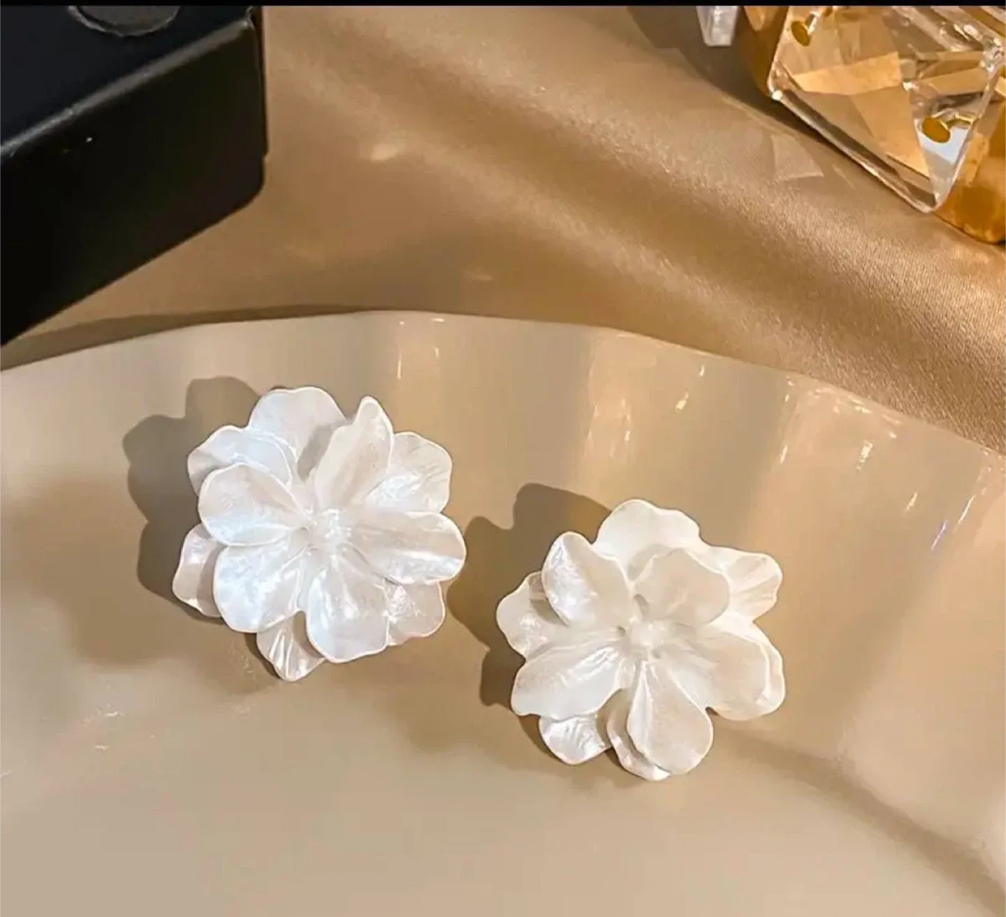 White Flower Stud Earrings image indicator(4)